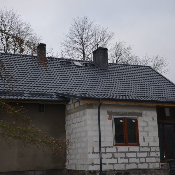 Dach pokryty blachodachówką Ruukki Finnera w eleganckim grafitowym odcieniu.